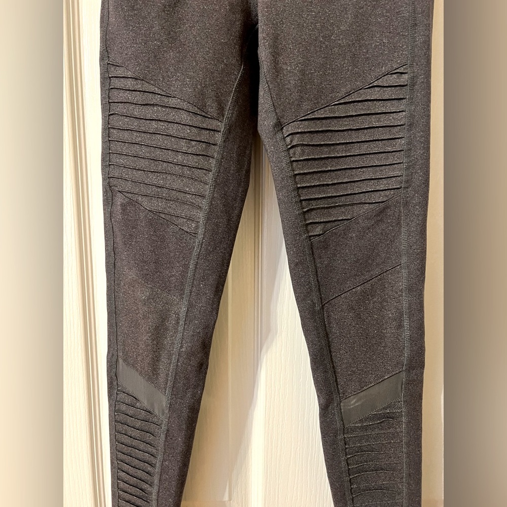 ALO YOGA Moto leggings Heather gray Small 🧘🏽‍♀️🧘